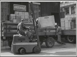 Genève, avenue de la Jonction : transport de matériaux à l'usine Gardy