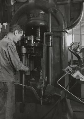 Genève, avenue de la Jonction : pressage à chaud à l'usine Gardy