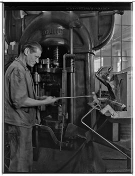 Genève, avenue de la Jonction : pressage à chaud à l'usine Gardy