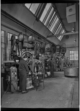 Genève, avenue de la Jonction : pressage à chaud à l'usine Gardy