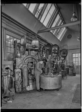 Genève, avenue de la Jonction : pressage à chaud à l'usine Gardy
