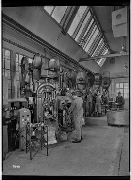Genève, avenue de la Jonction : pressage à chaud à l'usine Gardy