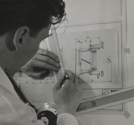 Genève, avenue de la Jonction : dessin technique à l'usine Gardy