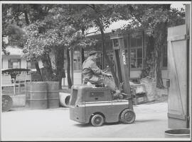 Genève, avenue de la Jonction : transport de matériaux à l'usine Gardy