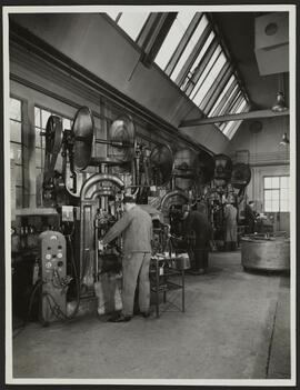 Genève, avenue de la Jonction : pressage à chaud à l'usine Gardy