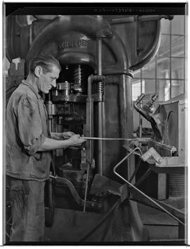 Genève, avenue de la Jonction : pressage à chaud à l'usine Gardy