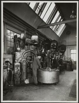 Genève, avenue de la Jonction : pressage à chaud à l'usine Gardy