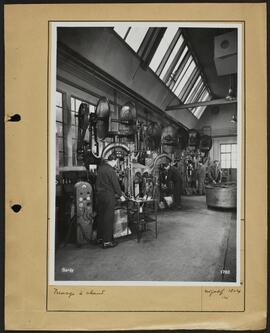 Genève, avenue de la Jonction : pressage à chaud à l'usine Gardy