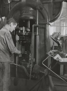 Genève, avenue de la Jonction : pressage à chaud à l'usine Gardy