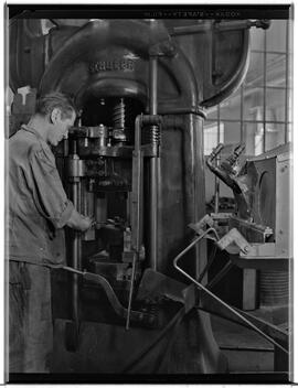 Genève, avenue de la Jonction : pressage à chaud à l'usine Gardy
