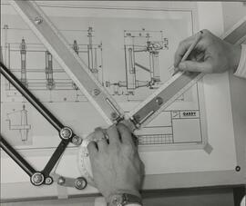Genève, avenue de la Jonction : dessin technique à l'usine Gardy