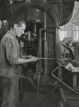 Genève, avenue de la Jonction : pressage à chaud à l'usine Gardy