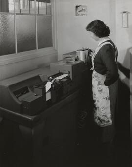 Genève, avenue de la Jonction : machine Hollerith à l'usine Gardy