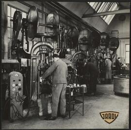 Genève, avenue de la Jonction : pressage à chaud à l'usine Gardy