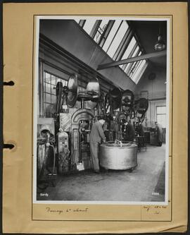 Genève, avenue de la Jonction : pressage à chaud à l'usine Gardy