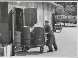 Genève, avenue de la Jonction : transport de matériaux à l'usine Gardy