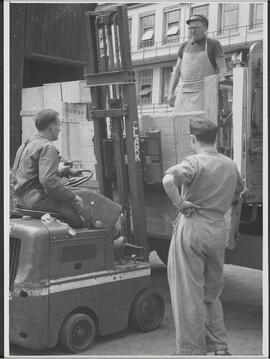 Genève, avenue de la Jonction : transport de matériaux à l'usine Gardy