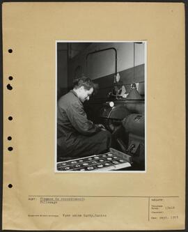 Genève, avenue de la Jonction : polissage à l'usine Gardy