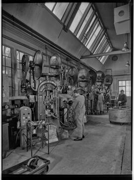 Genève, avenue de la Jonction : pressage à chaud à l'usine Gardy