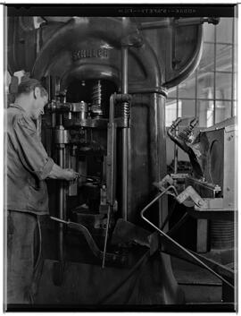 Genève, avenue de la Jonction : pressage à chaud à l'usine Gardy