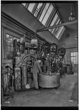 Genève, avenue de la Jonction : pressage à chaud à l'usine Gardy