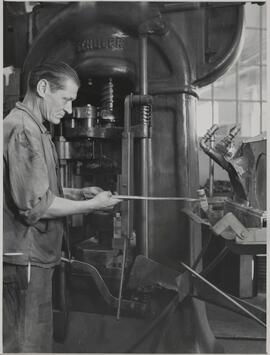 Genève, avenue de la Jonction : pressage à chaud à l'usine Gardy
