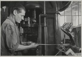 Genève, avenue de la Jonction : pressage à chaud à l'usine Gardy