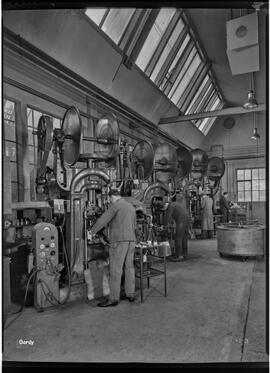 Genève, avenue de la Jonction : pressage à chaud à l'usine Gardy